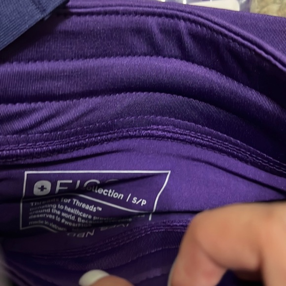 FIGS Scrub Set Catarina Top/ Zamora Jogger Digital Grape - Picture 4 of 4